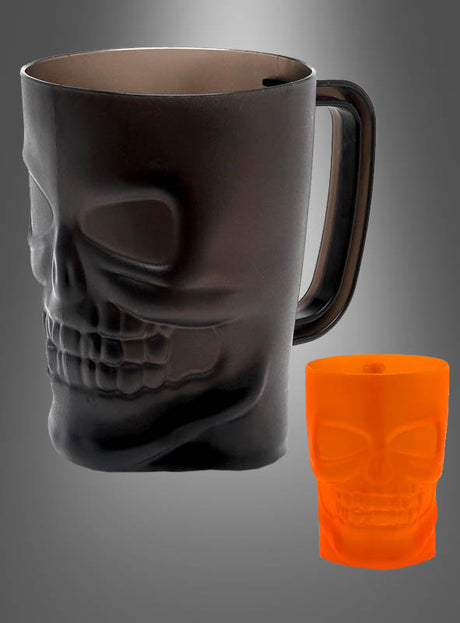 Zwei Halloween-Becher mit Totenkopf-Motiv: ein großer, schwarzer Becher mit Henkel und ein kleinerer, orangefarbener Becher ohne Henkel – perfekt als Tischdekoration für Ihre nächste Halloween-Party. Beide sind vor einem grauen Hintergrund mit Farbverlauf abgebildet.
