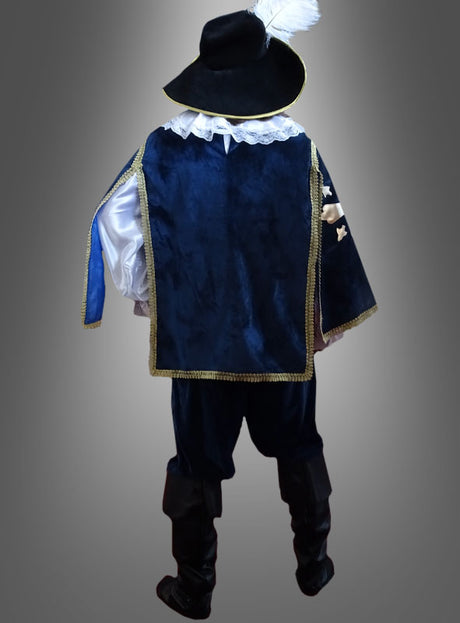 Eine Person, die das DELUXE-Musketierkostüm in Dunkelblau mit Goldbesatz, schwarze Stiefel und einen breitkrempigen Hut mit Federn trägt, wird von hinten vor einem grauen Hintergrund mit Farbverlauf fotografiert.