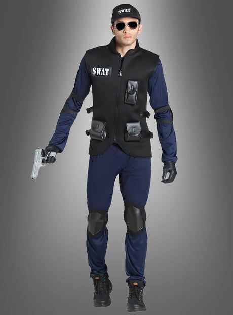Eine Person in einer SWAT-Uniform, komplett mit Schutzweste, Mütze, Handschuhen, Sonnenbrille und einer Pistole, steht vor einem grauen Hintergrund mit Farbverlauf – ideal für alle, die auf der Suche nach einem authentischen SWAT-Agenten-Kostüm für Herren sind.