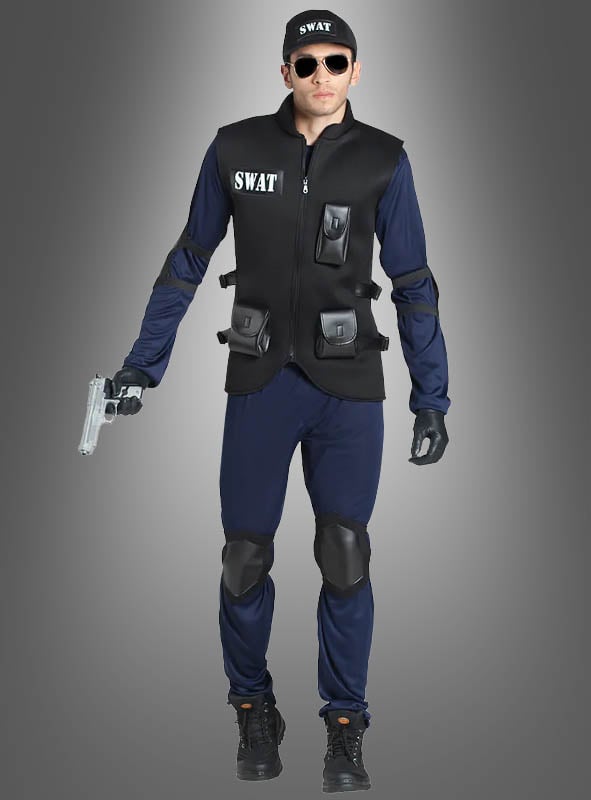 Eine Person in einer SWAT-Uniform, komplett mit Schutzweste, Mütze, Handschuhen, Sonnenbrille und einer Pistole, steht vor einem grauen Hintergrund mit Farbverlauf – ideal für alle, die auf der Suche nach einem authentischen SWAT-Agenten-Kostüm für Herren sind.