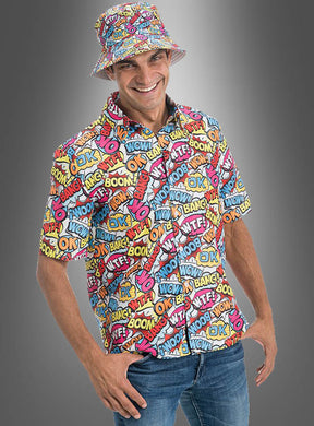 Ein Mann, der das kurzärmelige „90er Comic-Hemd“ und einen Bucket-Hat trägt – beide mit knalligen Comic-Worten wie „WOW“, „BANG“ und „OK“ bedruckt –, steht lächelnd vor einem grauen Hintergrund – ideal für jede 90er-Motto-Party.