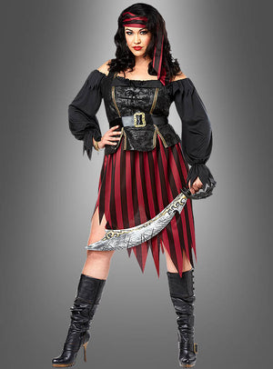 Eine Frau im Piratenkostüm „Freibeuterin Elaine XXL“ in kräftigen Schwarz- und Rottönen steht vor einem schlichten grauen Hintergrund. Sie hält ein Krummschwert in der Hand, trägt schwarze Stiefel und ein rotes Stirnband – perfekt für jede Piraten-Mottoparty. Dieses auffällige Freibeuterin-Elaine-XXL-Kostüm sorgt dafür, dass jede Piratin XXL stilvoll auffällt.