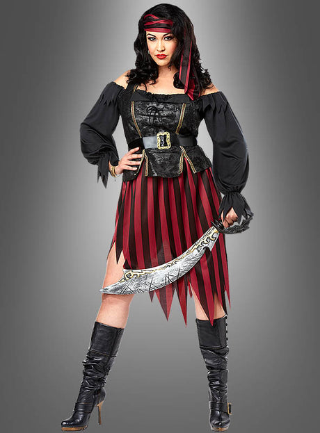 Eine Frau im Piratenkostüm „Freibeuterin Elaine XXL“ in kräftigen Schwarz- und Rottönen steht vor einem schlichten grauen Hintergrund. Sie hält ein Krummschwert in der Hand, trägt schwarze Stiefel und ein rotes Stirnband – perfekt für jede Piraten-Mottoparty. Dieses auffällige Freibeuterin-Elaine-XXL-Kostüm sorgt dafür, dass jede Piratin XXL stilvoll auffällt.