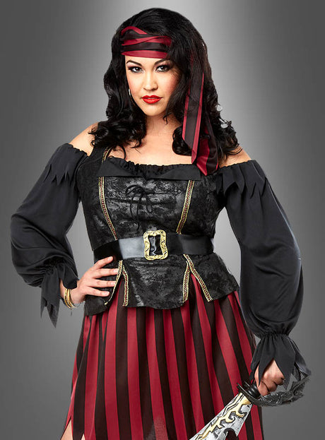 In dem Kostüms „Freibeuterin Elaine XXL“ – bestehend aus einem schwarz-roten Piratenoutfit mit gestreiftem Rock, passendem Gürtel und einem dazu passenden Stirnband – posiert eine Frau vor einem grauen Hintergrund. Damit ist dieses Ensemble die ideale Wahl für jede Piraten-Mottoparty oder für alle, die ein authentisch gestaltetes Freibeuterin-Kostüm in Übergröße suchen.