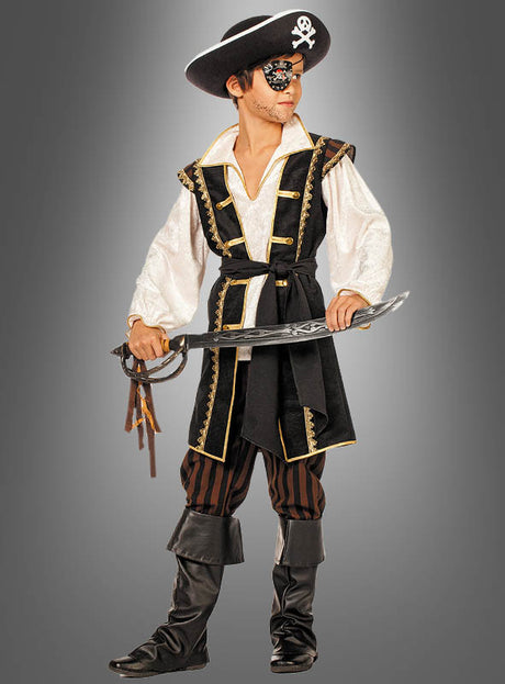 Ein Kind im Piratenkostüm „Jack Kinder“ steht selbstbewusst vor einem grauen Hintergrund und trägt ein klassisches Piratenoutfit mit Hut, Augenklappe, Schwert, weißem Hemd, schwarzer Weste, gestreifter Hose und schwarzen Stiefeln. Dieses Kostüm ist perfekt für jeden jungen Abenteurer, der bereit ist für piratenhafte Abenteuer.
