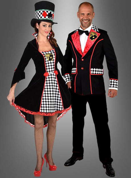 Zwei Erwachsene posieren in passenden Kostümen im Harlekin-Stil in Schwarz, Rot und Weiß mit karierten Mustern; die Frau trägt einen Zylinder und ein Kleid, das an ein Outfit für eine Casino-Motto-Party erinnert, während der Mann seinen Look mit der „Deluxe Poker Face“-Jacke und einer Fliege abrundet.