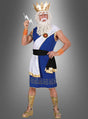 Ein Mann, gekleidet im Zeus-Kostüm für Herren – bestehend aus einer blau-weißen Toga, einer goldenen Krone, einem Blitz als Requisite und goldenen Sandalen –, verkörpert das Erscheinungsbild eines griechischen Gottes, während er vor einem grauen Hintergrund posiert.
