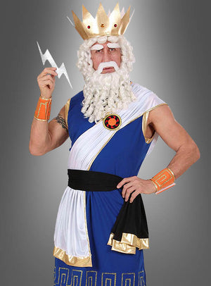 Ein Mann im Zeus-Kostüm für Herren, bestehend aus einer blau-weißen Toga, einer goldenen Krone, einem weißen Bart und einem Blitz als Requisite, posiert vor einem grauen Hintergrund – ideal für alle, die einen authentischen Look suchen, der vom griechischen Gott der Mythologie inspiriert ist. Dieses Herrenkostüm im antiken Stil verleiht jedem Kostüm-Anlass legendäres Flair.
