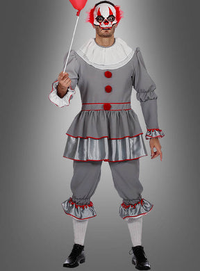 Eine Person im Halloween-Clown-Kostüm – mit grauem Design und roten Akzenten, einem weißen Rüschenkragen und passender Gesichtsbemalung – hält einen roten Luftballon in der Hand und steht vor einem grauen Hintergrund – die ideale Wahl für alle, die dieses Halloween nach einem unheimlichen Horror-Clown-Kostüm suchen.