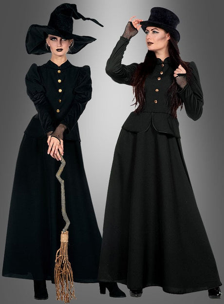 Zwei Frauen in langen schwarzen Kleidern und schwarzen Hüten posieren vor einem grauen Hintergrund. Die eine trägt ein klassisches schwarzes Hexenkleid mit einem spitzen Hexenhut und einem krummen Besen, während die andere ein schwarzes Steampunk-Kleid mit einem runden Zylinder trägt.