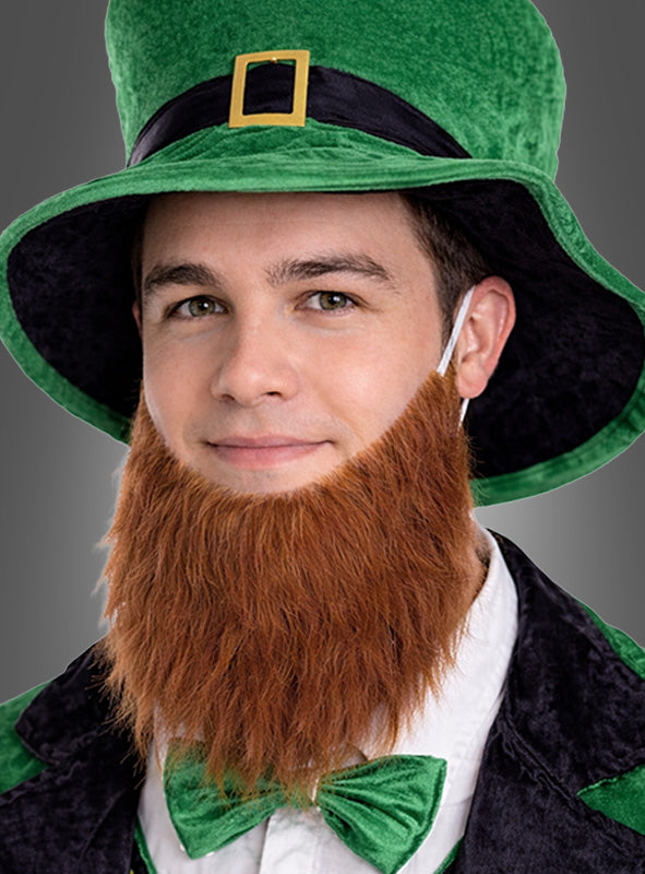 Ein Mann mit dem „Rotbraunen Vollbart für irische Kobolde“, dazu eine grüne Koboldmütze, eine grüne Fliege und ein schwarz-grüner Anzug, der in die Kamera lächelt – perfekt, um den St. Patrick’s Day zu feiern.