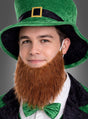 Ein Mann mit dem „Rotbraunen Vollbart für irische Kobolde“, dazu eine grüne Koboldmütze, eine grüne Fliege und ein schwarz-grüner Anzug, der in die Kamera lächelt – perfekt, um den St. Patrick’s Day zu feiern.