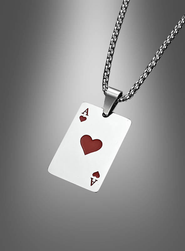 Eine Casino-Spielkarten-Halskette aus Silber mit einem Anhänger in Form der Herz-Ass-Spielkarte, verziert mit roten Herzsymbolen und dem Buchstaben A an zwei Ecken – das perfekte, einzigartige Kostüm-Accessoire für Fans von Las-Vegas-Schmuck.