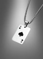 Eine silberne Halskette mit einem rechteckigen Anhänger in Form des Pik-Asses, dargestellt vor einem grau abgestuften Hintergrund – diese „Casino Spielkarten“-Halskette in Silber oder Gold ist das perfekte Kostüm-Accessoire für alle, die ihrem Stil einen Hauch von Las-Vegas-Schmuck-Flair verleihen möchten.