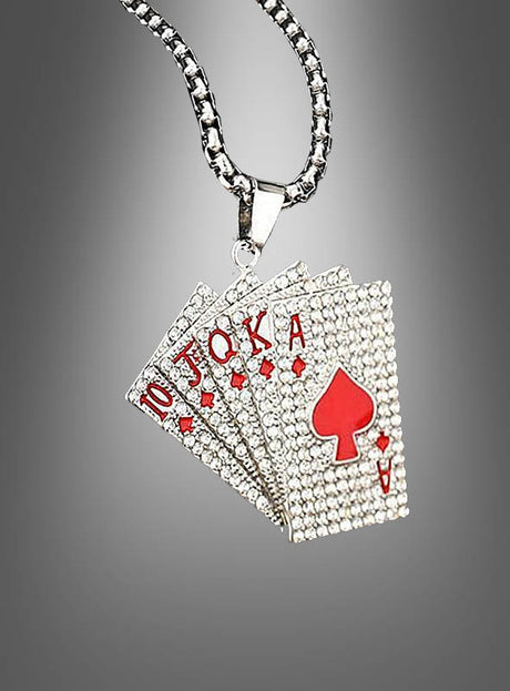 Diese Casino-Spielkarten-Halskette in Silber oder Gold besteht aus einer silbernen Kette mit einem Anhänger in Form von vier Spielkarten – 10, Bube, Dame, König und Herz-Ass –, der mit funkelnden Strasssteinen und leuchtend roten Akzenten verziert ist. Sie ist das ideale Kostüm-Accessoire für Fans von Las-Vegas-Schmuck, die ihrem Look einen Hauch von Casino-Glamour verleihen möchten.