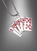 Eine auffällige Casino-Spielkarten-Halskette in Silber oder Gold besticht durch einen Anhänger in Form eines Royal Flushes in Herz – 10, Bube, Dame, König und Ass – vor einem grauen Hintergrund mit Farbverlauf. Diese einzigartige Halskette ist das ideale Kostüm-Accessoire oder Las-Vegas-Schmuckstück für alle, die den Nervenkitzel von Kartenspielen und auffälligen Statement-Schmuckstücken schätzen.
