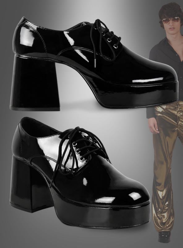 Klar! Hier ist dein überarbeiteter Satz unter Verwendung der angegebenen Produktdaten: Zwei schwarze Plateau-Oxfords für Herren – klassische schwarze Lackleder-Plateau-Oxfords mit klobigen Absätzen, perfekt für alle, die den Vintage-Stil lieben – ziehen in der Szene alle Blicke auf sich; rechts steht eine Person in glänzenden goldenen Hosen und mit Sonnenbrille, die den echten 70er-Jahre-Disco-Look verkörpert.