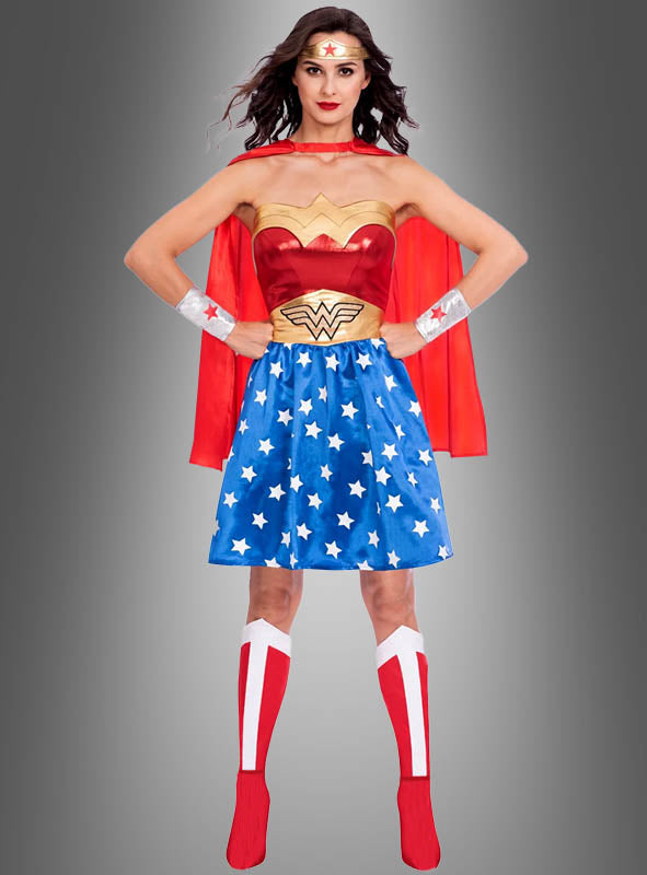 Diese Frau trägt das „Wonder Woman Classic“-Kostüm und steht stolz mit den Händen in den Hüften vor einem grauen Hintergrund. Das auffällige Damenkostüm besticht durch rote, blaue und goldene Farbtöne mit weißen Sternen, einem leuchtend roten Umhang und passenden Stiefeln und gibt den ikonischen Look aus den DC Comics perfekt wieder.