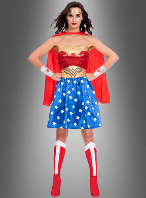 Diese Frau trägt das „Wonder Woman Classic“-Kostüm und steht stolz mit den Händen in den Hüften vor einem grauen Hintergrund. Das auffällige Damenkostüm besticht durch rote, blaue und goldene Farbtöne mit weißen Sternen, einem leuchtend roten Umhang und passenden Stiefeln und gibt den ikonischen Look aus den DC Comics perfekt wieder.