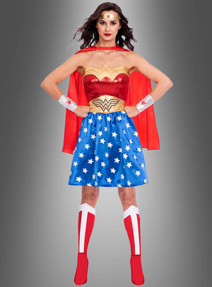 Diese Frau trägt das „Wonder Woman Classic“-Kostüm und steht stolz mit den Händen in den Hüften vor einem grauen Hintergrund. Das auffällige Damenkostüm besticht durch rote, blaue und goldene Farbtöne mit weißen Sternen, einem leuchtend roten Umhang und passenden Stiefeln und gibt den ikonischen Look aus den DC Comics perfekt wieder.
