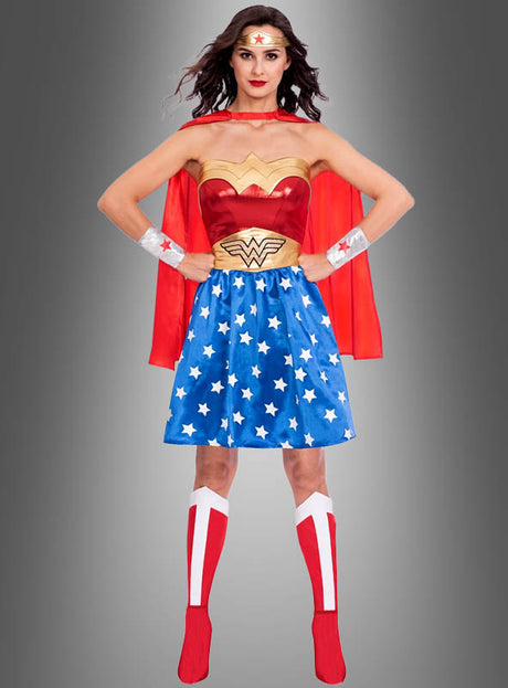Diese Frau trägt das „Wonder Woman Classic“-Kostüm und steht stolz mit den Händen in den Hüften vor einem grauen Hintergrund. Das auffällige Damenkostüm besticht durch rote, blaue und goldene Farbtöne mit weißen Sternen, einem leuchtend roten Umhang und passenden Stiefeln und gibt den ikonischen Look aus den DC Comics perfekt wieder.