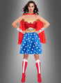 Diese Frau trägt das „Wonder Woman Classic“-Kostüm und steht stolz mit den Händen in den Hüften vor einem grauen Hintergrund. Das auffällige Damenkostüm besticht durch rote, blaue und goldene Farbtöne mit weißen Sternen, einem leuchtend roten Umhang und passenden Stiefeln und gibt den ikonischen Look aus den DC Comics perfekt wieder.