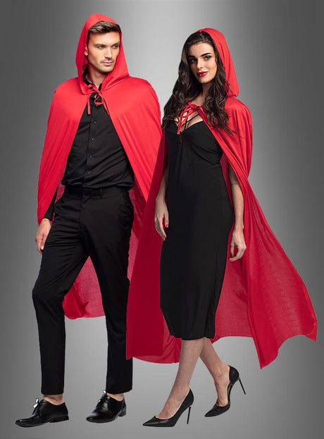 Ein Mann und eine Frau, beide in schwarze Kleidung gekleidet und mit auffälligen roten Umhängen mit Kapuze in verschiedenen Farben (140 cm) bekleidet, standen Seite an Seite vor einem grauen Hintergrund mit Farbverlauf.
