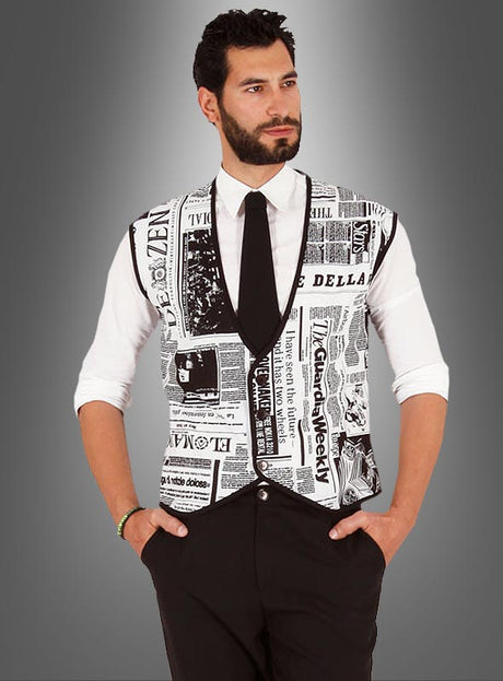Ein Mann in weißem Hemd, schwarzer Krawatte, schwarzer Hose und der „Weste Zeitung für Herren schwarz-weiß“ – einer auffälligen schwarz-weißen Weste mit Zeitungsdruck – steht vor einem grauen Hintergrund mit Farbverlauf.