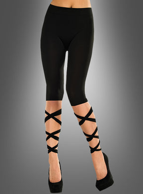 Eine Person, die „Sexy Leggings mit Bändern, schwarz“ – schwarze Capri-Leggings mit eleganten, kreuz und quer verlaufenden Bänderdetails an den Unterschenkeln – und schwarze High Heels trägt, vor einem grauen Hintergrund mit Farbverlauf.