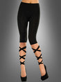 Eine Person, die „Sexy Leggings mit Bändern, schwarz“ – schwarze Capri-Leggings mit eleganten, kreuz und quer verlaufenden Bänderdetails an den Unterschenkeln – und schwarze High Heels trägt, vor einem grauen Hintergrund mit Farbverlauf.