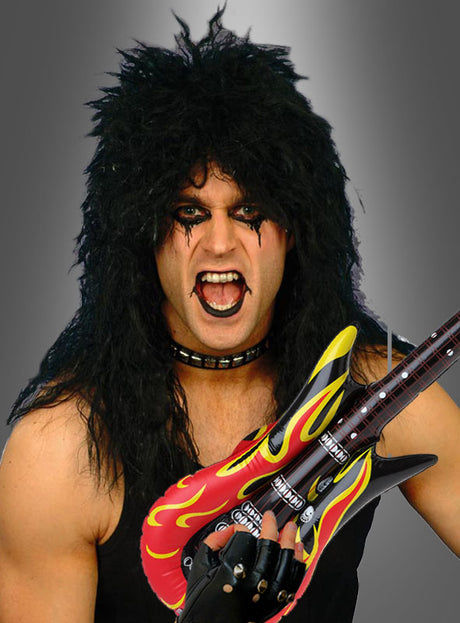 Eine Person mit langen schwarzen Haaren, auffälligem Make-up und einem Choker hält eine aufblasbare Gitarre mit Flammenmuster in der Hand – ein perfektes Accessoire aus dem „Rockstar“-4-teiligen Kostümset mit Perücke für jede „Rocker der 80er Jahre“-Kostümparty – vor einem grauen Hintergrund.