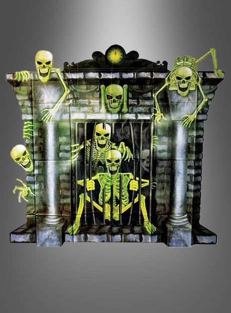 Die Abbildung auf der „Halloweendeko Wandfolie Kamin 100 cm“ zeigt grün leuchtende Skelette, die aus einem mit Metallstangen versehenen Steinmausoleum hervorkommen und sich daran festklammern, vor einem grauen Hintergrund mit Farbverlauf.