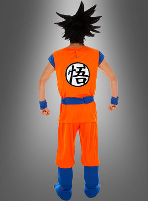 Eine Person im Son-Goku-Kostüm aus „Dragon Ball Z“ – ein orange-blaues Kampfsport-Outfit mit stacheligen schwarzen Haaren und einem chinesischen Schriftzeichen auf dem Rücken – ideal für alle, die auf der Suche nach dem ultimativen „Dragon Ball Z“-Cosplay oder Son-Goku-Kostüm sind.