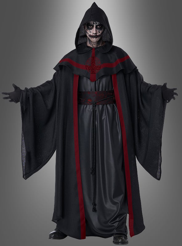 Eine Person, die eine lange schwarz-rote „Dunkler Priester“-Robe mit Kapuze für Halloween, schwarze Handschuhe und schwarze Schuhe trägt, mit einem bemalten, todeskopfähnlichen Gesicht und ausgestreckten Armen, vor einem grauen Hintergrund mit Farbverlauf – perfekt als „schwarzer Magier“ oder Halloween-Kostüm.