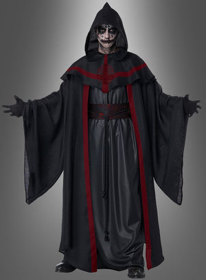 Eine Person, die eine lange schwarz-rote „Dunkler Priester“-Robe mit Kapuze für Halloween, schwarze Handschuhe und schwarze Schuhe trägt, mit einem bemalten, todeskopfähnlichen Gesicht und ausgestreckten Armen, vor einem grauen Hintergrund mit Farbverlauf – perfekt als „schwarzer Magier“ oder Halloween-Kostüm.