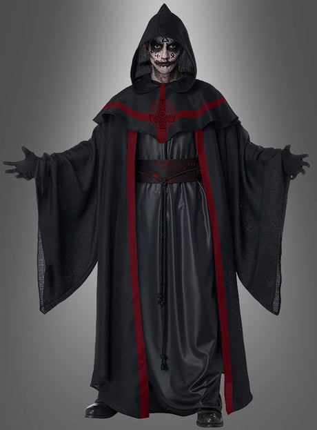 Eine Person, die eine lange schwarz-rote „Dunkler Priester“-Robe mit Kapuze für Halloween, schwarze Handschuhe und schwarze Schuhe trägt, mit einem bemalten, todeskopfähnlichen Gesicht und ausgestreckten Armen, vor einem grauen Hintergrund mit Farbverlauf – perfekt als „schwarzer Magier“ oder Halloween-Kostüm.