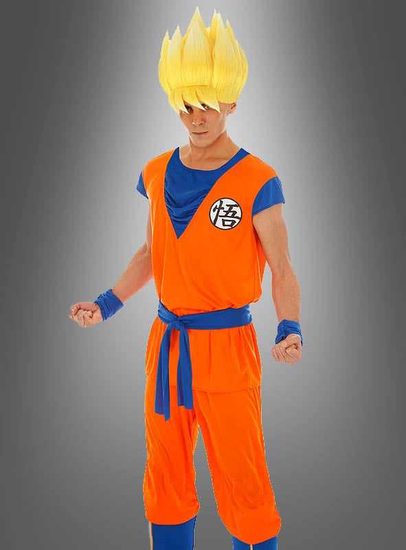 Eine Person im Son-Goku-Kostüm aus „Dragon Ball Z“ – bestehend aus einem orange-blauen Kampfsport-Outfit und einer gelben, stacheligen Perücke – steht mit geballten Fäusten vor einem grauen Hintergrund mit Farbverlauf – perfekt für Fans, die auf der Suche nach einem authentischen „Dragon Ball Z“-Cosplay sind.