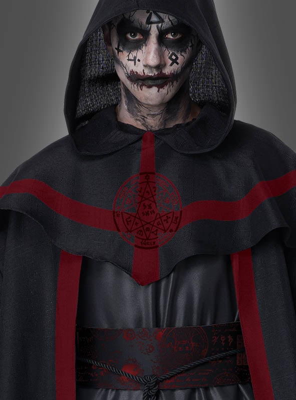 Eine Person, die ein „Dunkler Priester“-Halloween-Kostüm trägt – einen dunklen Kapuzenmantel mit roten Akzenten –, deren Gesicht mit schwarzen Symbolen verziert ist und auf deren Brust ein kreisförmiges rotes Symbol prangt, steht vor einem grauen Hintergrund und verkörpert damit das perfekte, geheimnisvolle „Schwarzer Magier“-Halloween-Kostüm.