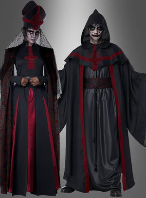 Zwei Personen in dunklen, gotischen Kostümen mit roten Akzenten; eine trägt einen hohen Kopfschmuck und einen Schleier, der an das „Dunkler Priester“-Halloween-Kostüm erinnert, während die andere als „Schwarzer Magier“ in einem Kapuzengewand verkleidet ist. Beide haben ein dramatisches schwarz-weißes Gesichtsmake-up – die perfekte Inspiration für dein nächstes Halloween-Kostüm.