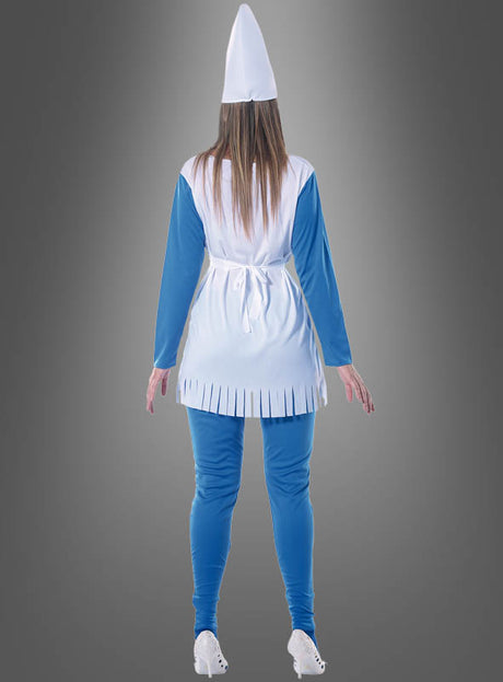 Eine Person in einem Zwergen-Kostüm für Damen – einem blau-weißen Outfit mit einem hohen weißen Hut –, von hinten gesehen, vor einem grauen Hintergrund mit Farbverlauf; perfekt für jeden Anlass, bei dem ein Karnevalskostüm gefragt ist.