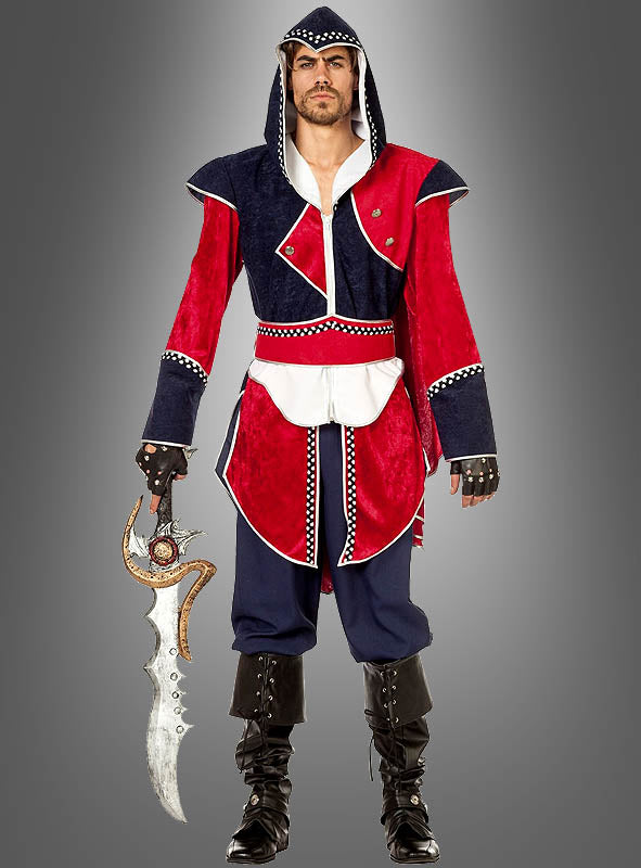 Ein Mann in einem rot-marineblauen „Fantasy Krieger Ezio“-Herrenkostüm mit silbernen Verzierungen, schwarzen Stiefeln und Handschuhen, der ein großes, kunstvoll verziertes Krummschwert in der Hand hält und vor einem grauen Hintergrund steht.
