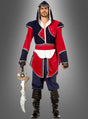 Ein Mann in einem rot-marineblauen „Fantasy Krieger Ezio“-Herrenkostüm mit silbernen Verzierungen, schwarzen Stiefeln und Handschuhen, der ein großes, kunstvoll verziertes Krummschwert in der Hand hält und vor einem grauen Hintergrund steht.