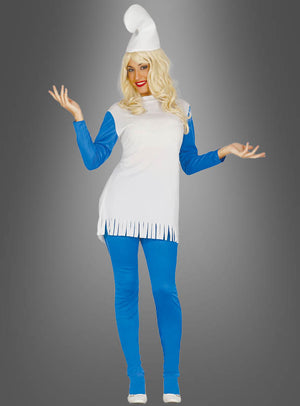 Eine Person in einem blau-weißen, an Zeichentrickfiguren angelehnten Zwergenkostüm für Damen, bestehend aus einem weißen Hut, einer langen blonden Perücke, blauen Leggings und weißen Schuhen, steht vor einem grauen Hintergrund.