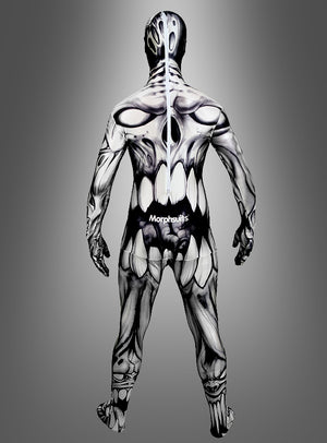Eine Person, die den „Morphsuit Monster The Mouth“ trägt – ein einfarbiges Ganzkörperkostüm mit Skelett- und Muskelmuster –, steht mit dem Rücken zur Kamera vor einem grauen Hintergrund mit Farbverlauf, was es zu einer auffälligen Wahl für jeden Halloween-Anlass macht.