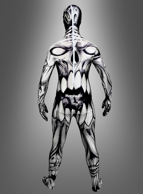 Eine Person, die den „Morphsuit Monster The Mouth“ trägt – ein einfarbiges Ganzkörperkostüm mit Skelett- und Muskelmuster –, steht mit dem Rücken zur Kamera vor einem grauen Hintergrund mit Farbverlauf, was es zu einer auffälligen Wahl für jeden Halloween-Anlass macht.