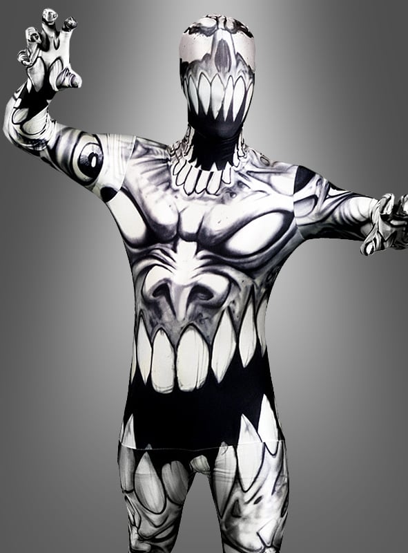 Eine Person trägt den „Morphsuit Monster The Mouth“ aus der Morphsuit Monster-Kollektion, der sich durch sein charakteristisches schwarz-weißes Monstergesicht-Design mit scharfen Zähnen und passenden Mustern an Armen und Beinen auszeichnet – ein ideales dämonisches Kostüm für Ihre nächste Halloween-Kostümparty –, während sie vor einem grau verlaufenden Hintergrund steht.