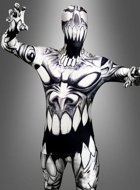 Eine Person trägt den „Morphsuit Monster The Mouth“ aus der Morphsuit Monster-Kollektion, der sich durch sein charakteristisches schwarz-weißes Monstergesicht-Design mit scharfen Zähnen und passenden Mustern an Armen und Beinen auszeichnet – ein ideales dämonisches Kostüm für Ihre nächste Halloween-Kostümparty –, während sie vor einem grau verlaufenden Hintergrund steht.
