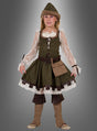 Ein junges Mädchen präsentiert das Robin-Hood-Kostüm für Mädchen, bestehend aus einem grünen Kleid im mittelalterlichen Stil mit Spitzenärmeln, einem braunen Gürtel, einer Tasche, einem passenden Hut und Stiefelüberzügen. Sie steht vor einem schlichten grauen Hintergrund – ideal als Mittelalterkleid für Kinder zum fantasievollen Spielen und für Themenveranstaltungen.