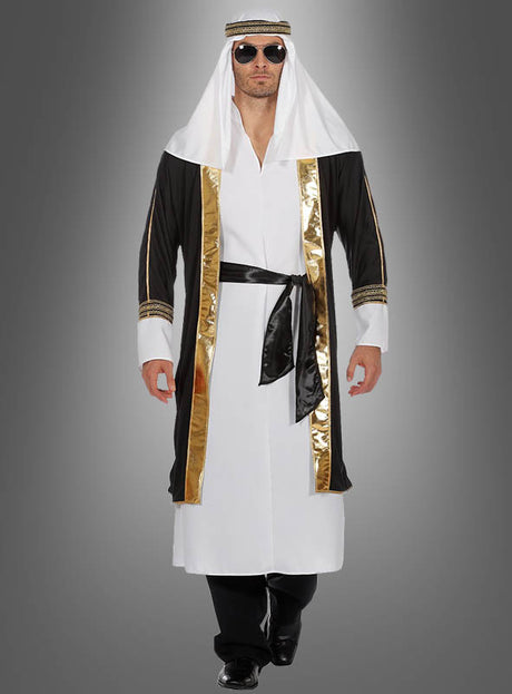 Eine Person trägt das Outfit „Scheich mit orientalischer Kopfbedeckung“, bestehend aus einem weißen Gewand mit goldenen und schwarzen Verzierungen, einer orientalischen Kopfbedeckung, einer dunklen Sonnenbrille und schwarzen Schuhen, und steht vor einem grauen Hintergrund.