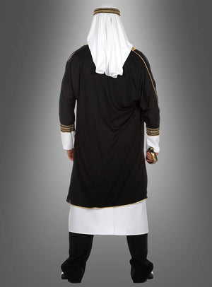 Eine Person in traditioneller schwarz-weißer Kleidung aus dem Nahen Osten, die eine Scheich-Kopfbedeckung im orientalischen Stil trägt, wird von hinten vor einem grauen Hintergrund mit Farbverlauf fotografiert.